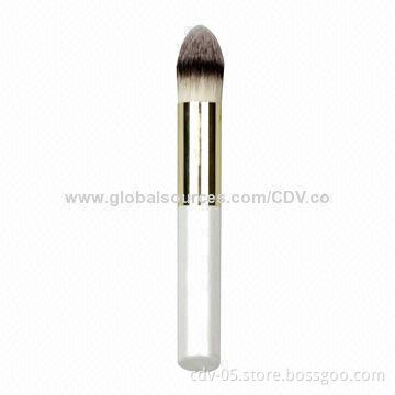 Makeup brushes, made of wooden handle and aluminum ferrule with tricolor synthetic hair